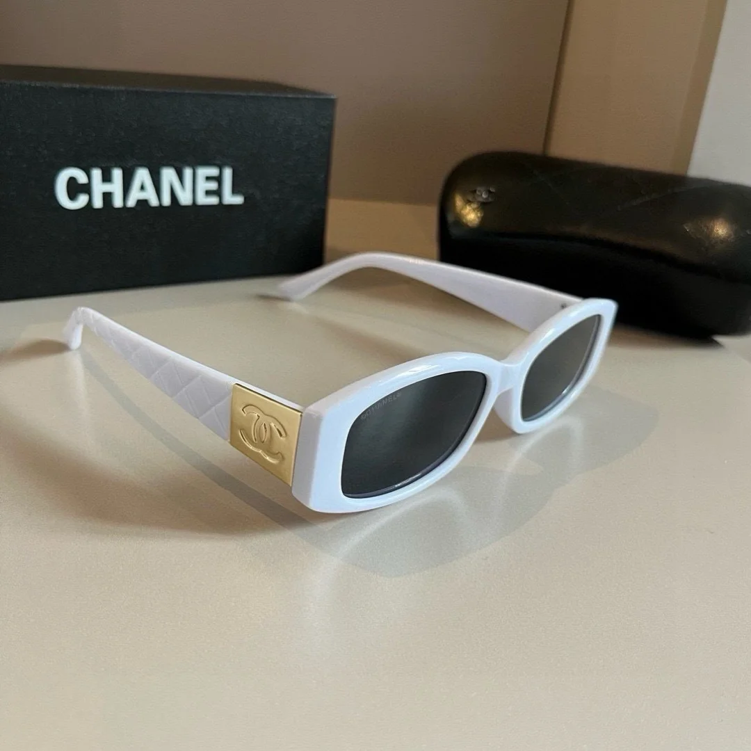 Винтажные солнцезащитные очки Chanel белая оправа с золотым логотипом