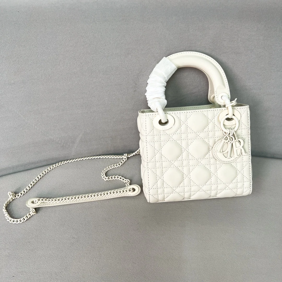 Женская сумка Lady Dior белого цвета - изображение 1