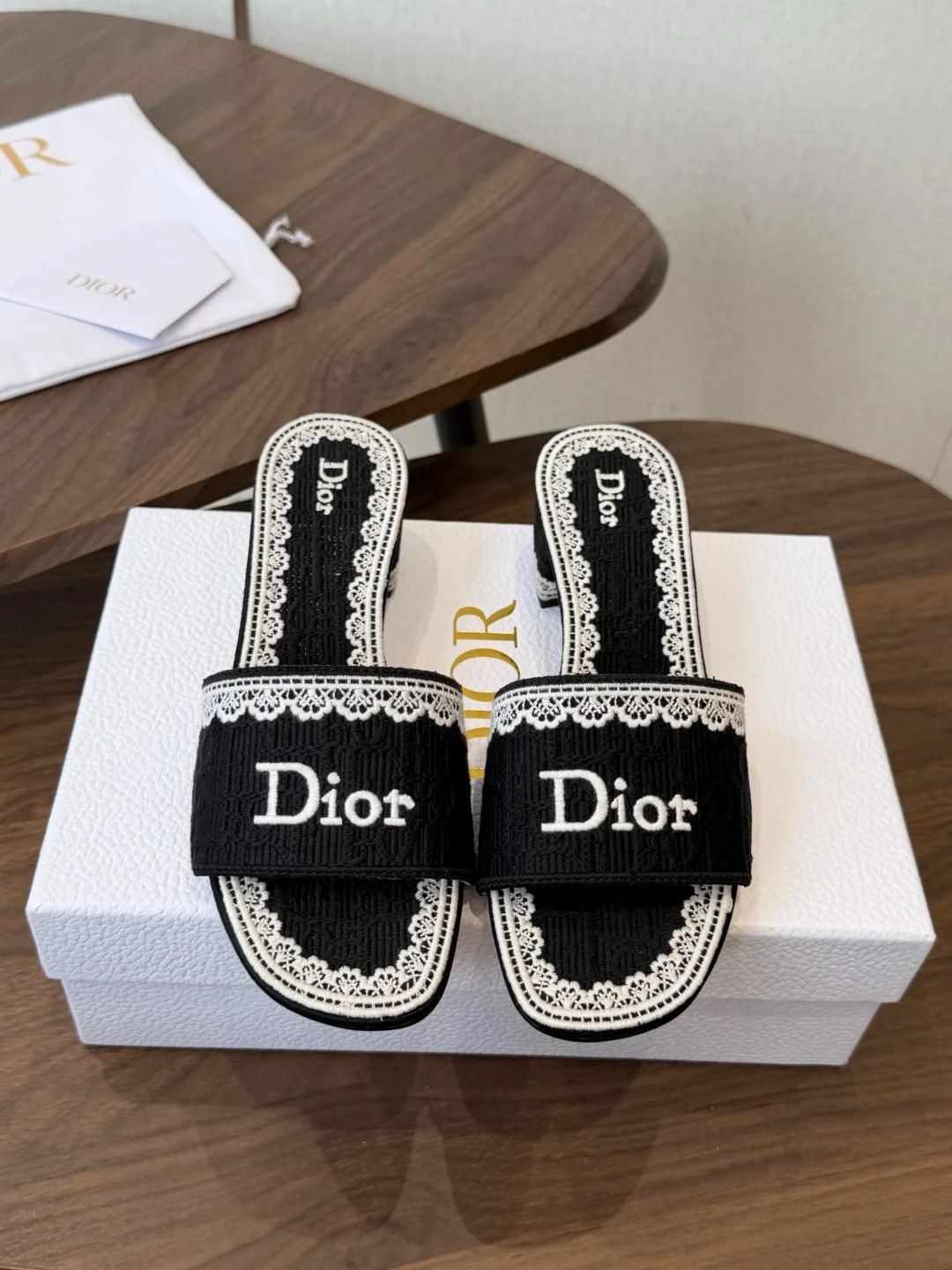 Женские тканевые сандалии Dior с вышивкой - изображение 1