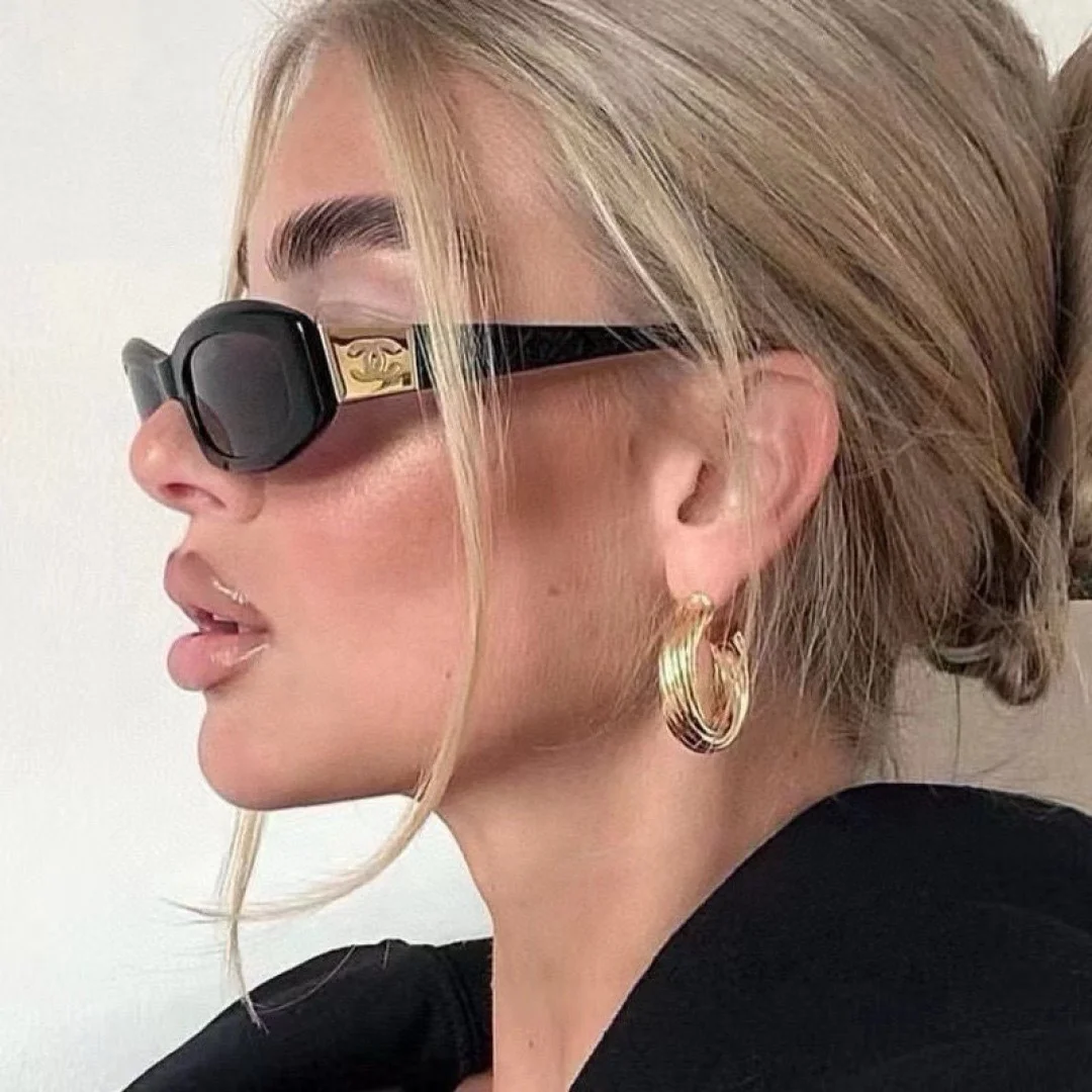 Винтажные солнцезащитные очки Chanel с золотым логотипом