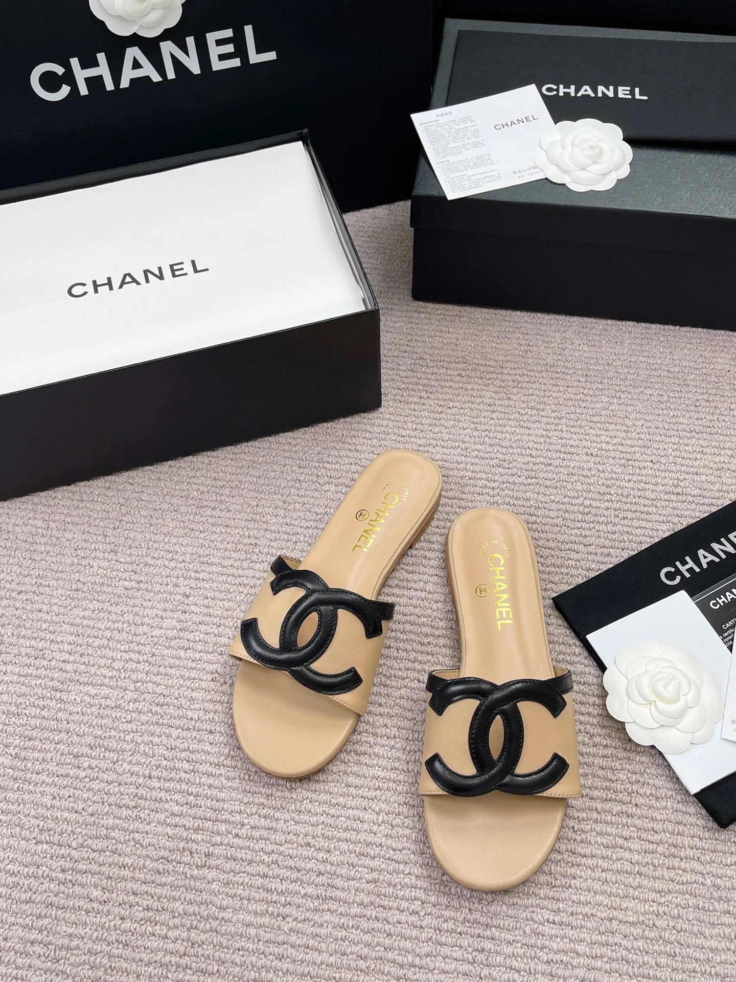 Сандалии Chanel с двойным логотипом C
