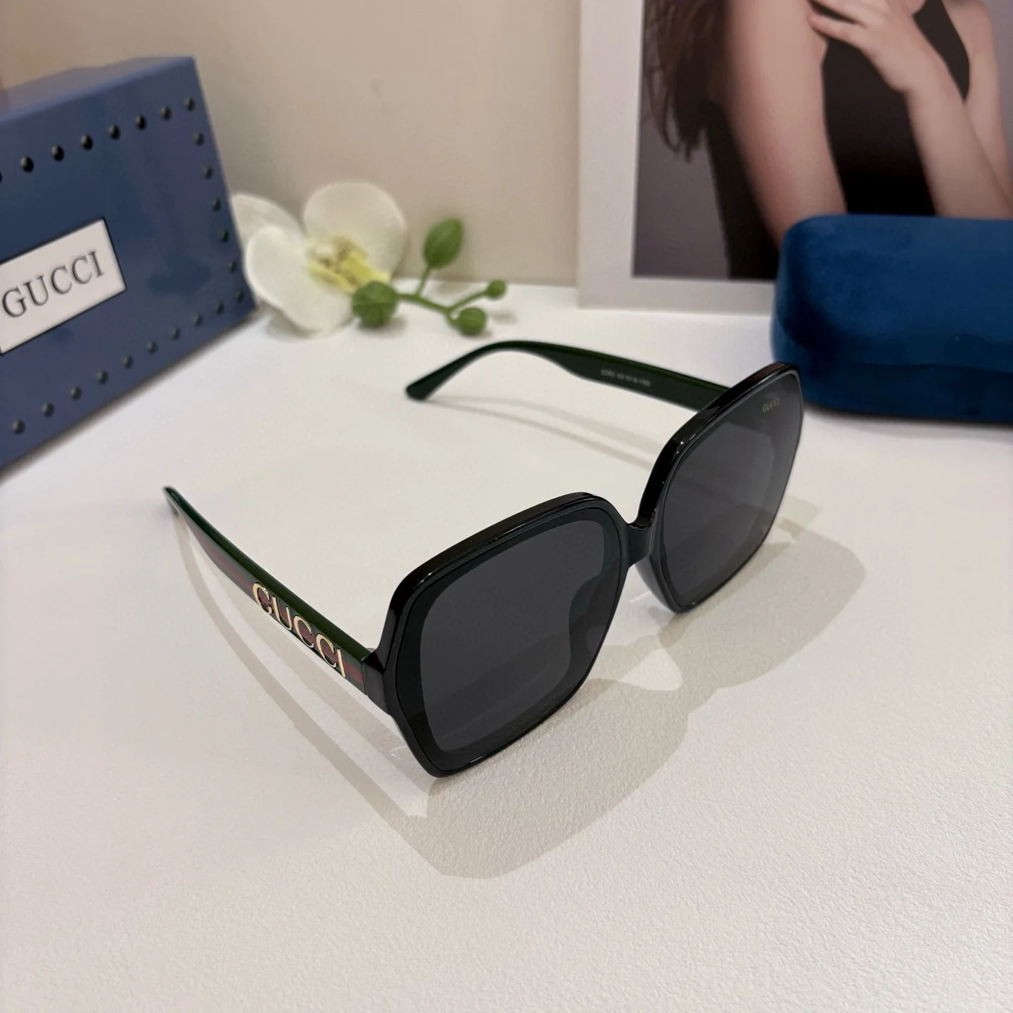 Солнцезащитные очки Gucci в крупной черной оправе - изображение 1