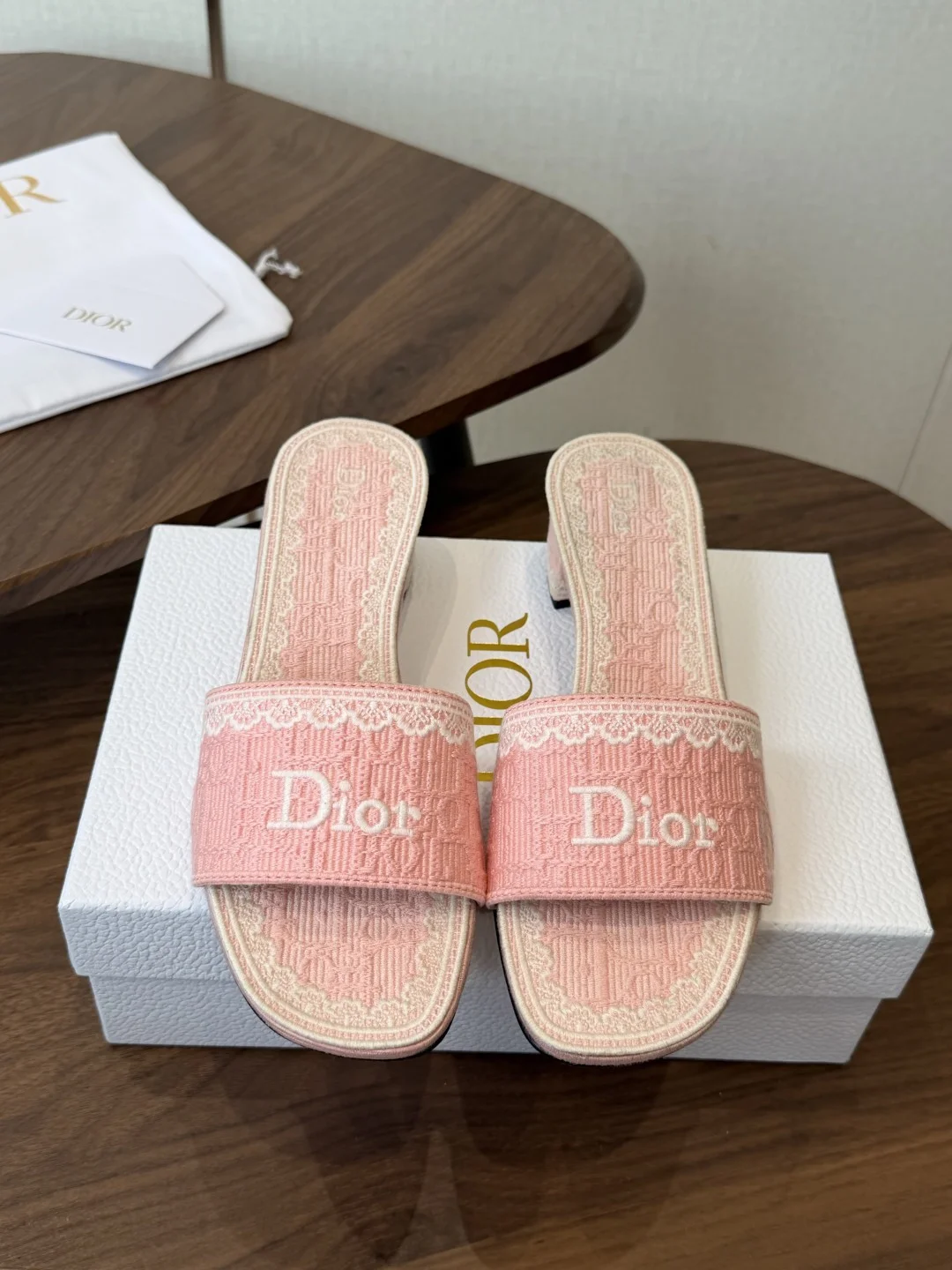 Шлёпанцы женские Dior розовые с вышивкой - изображение 1