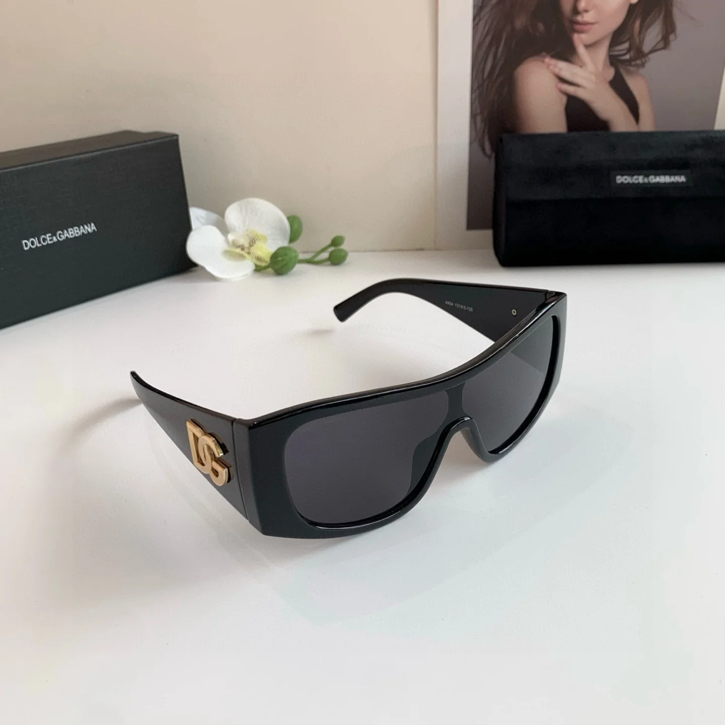 Стильные черные солнцезащитные очки Dolce & Gabbana с крупной оправой