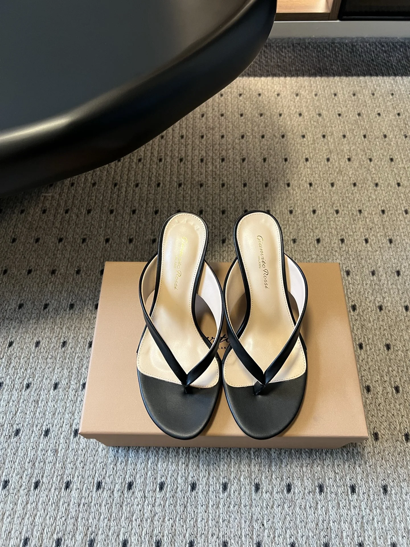 Gianvito Rossi женские черные кожаные сандалии на каблуке - изображение 1