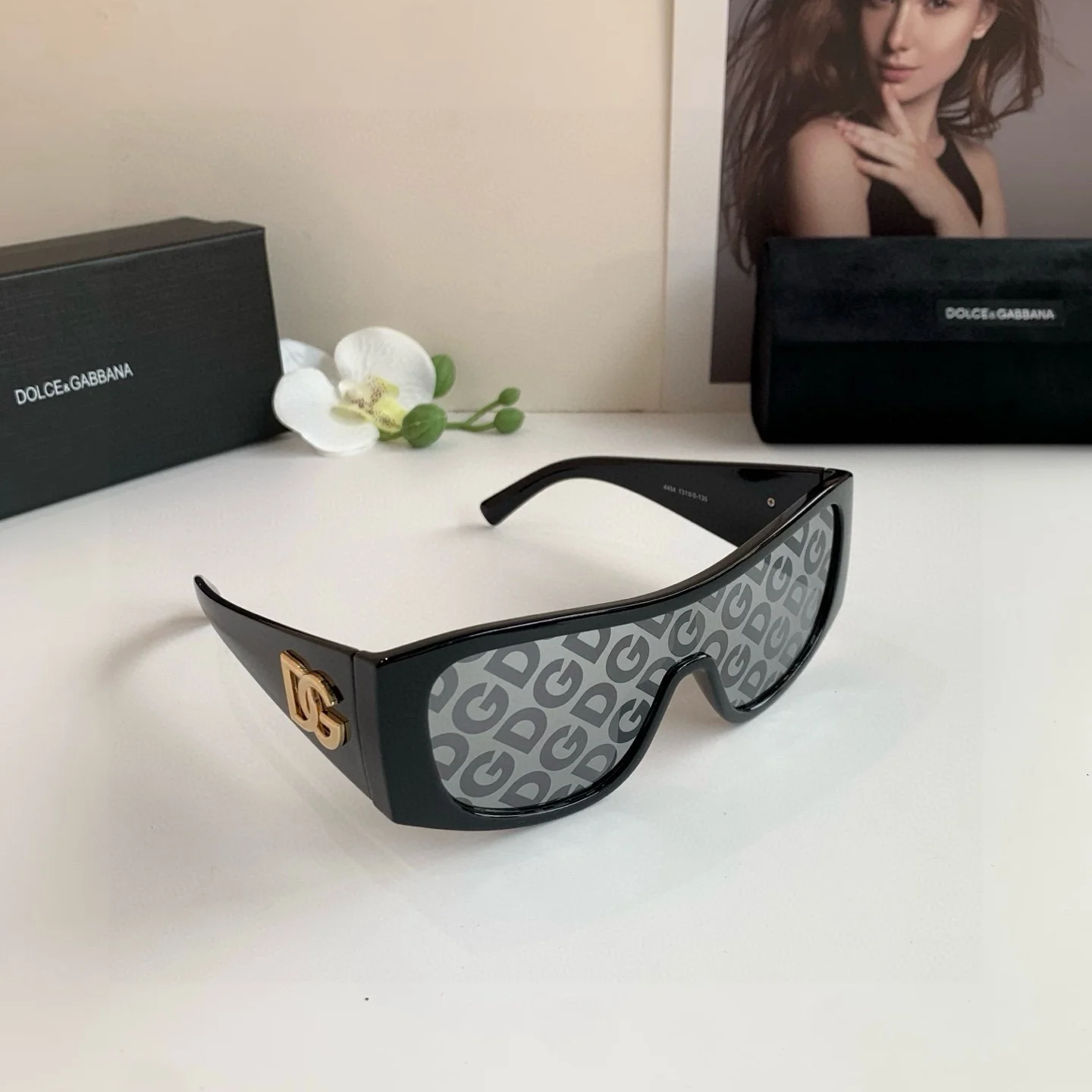 Солнечные очки Dolce & Gabbana крупные черные с принтом - изображение 1