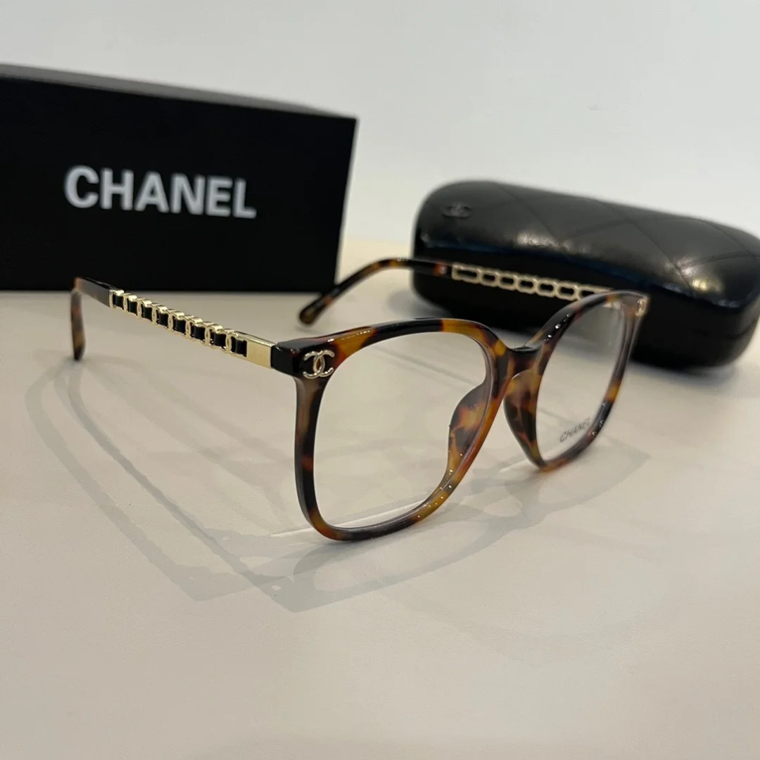 Солнцезащитные очки CHANEL в крупной оправе - изображение 1