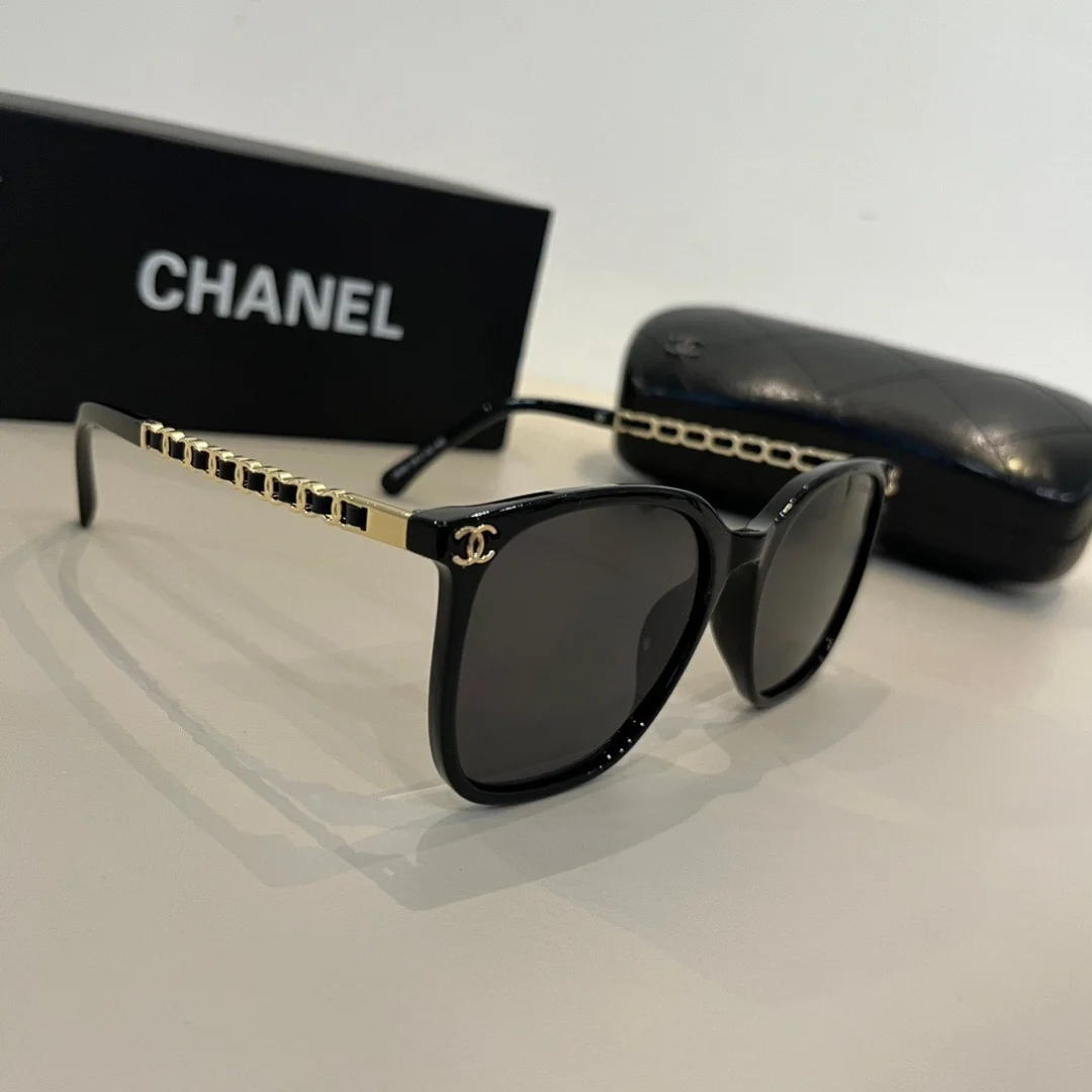Солнцезащитные очки Chanel черные с золотистым декором - изображение 1