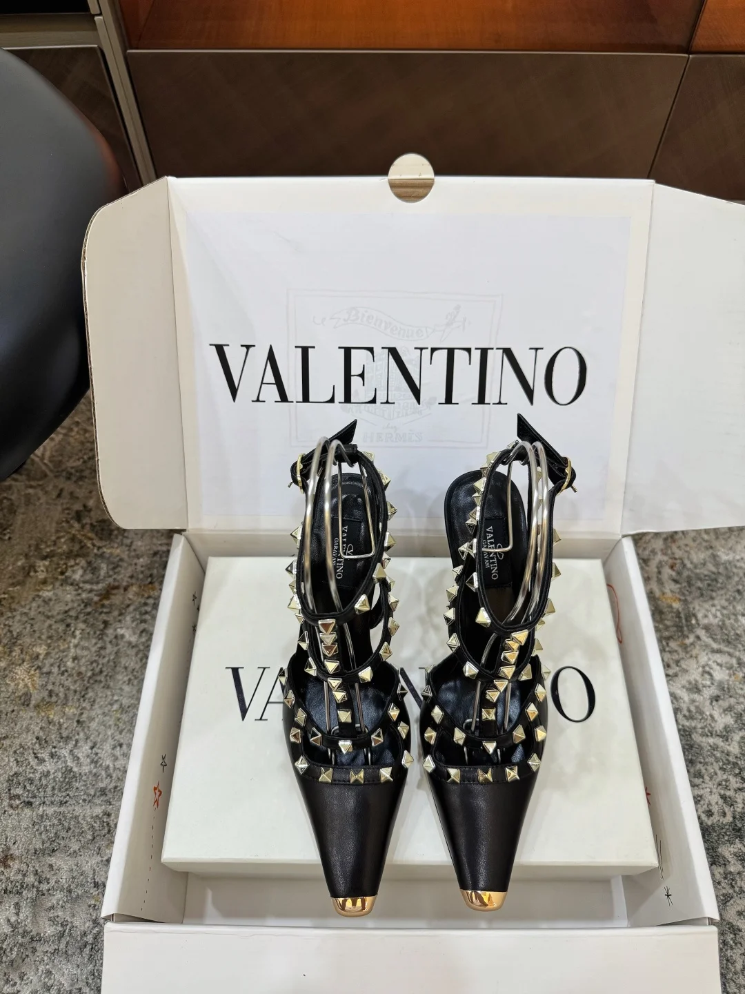 Женские туфли Valentino с золотыми шипами - изображение 1
