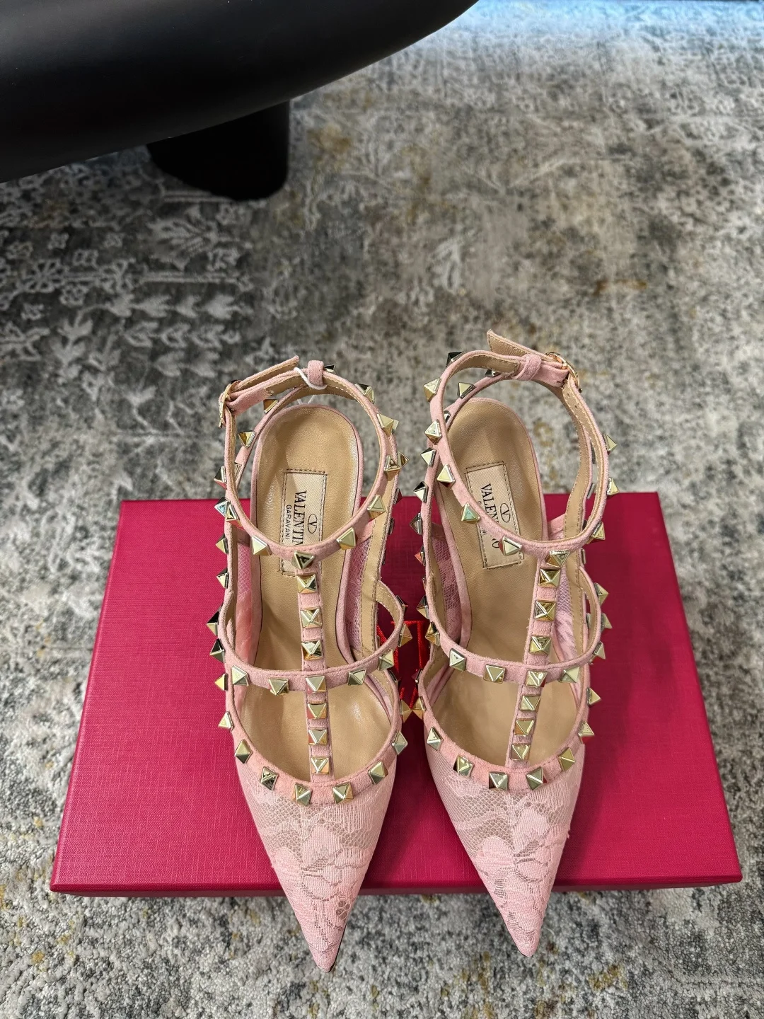 Женские туфли Valentino розовые с заклепками на каблуке - изображение 1