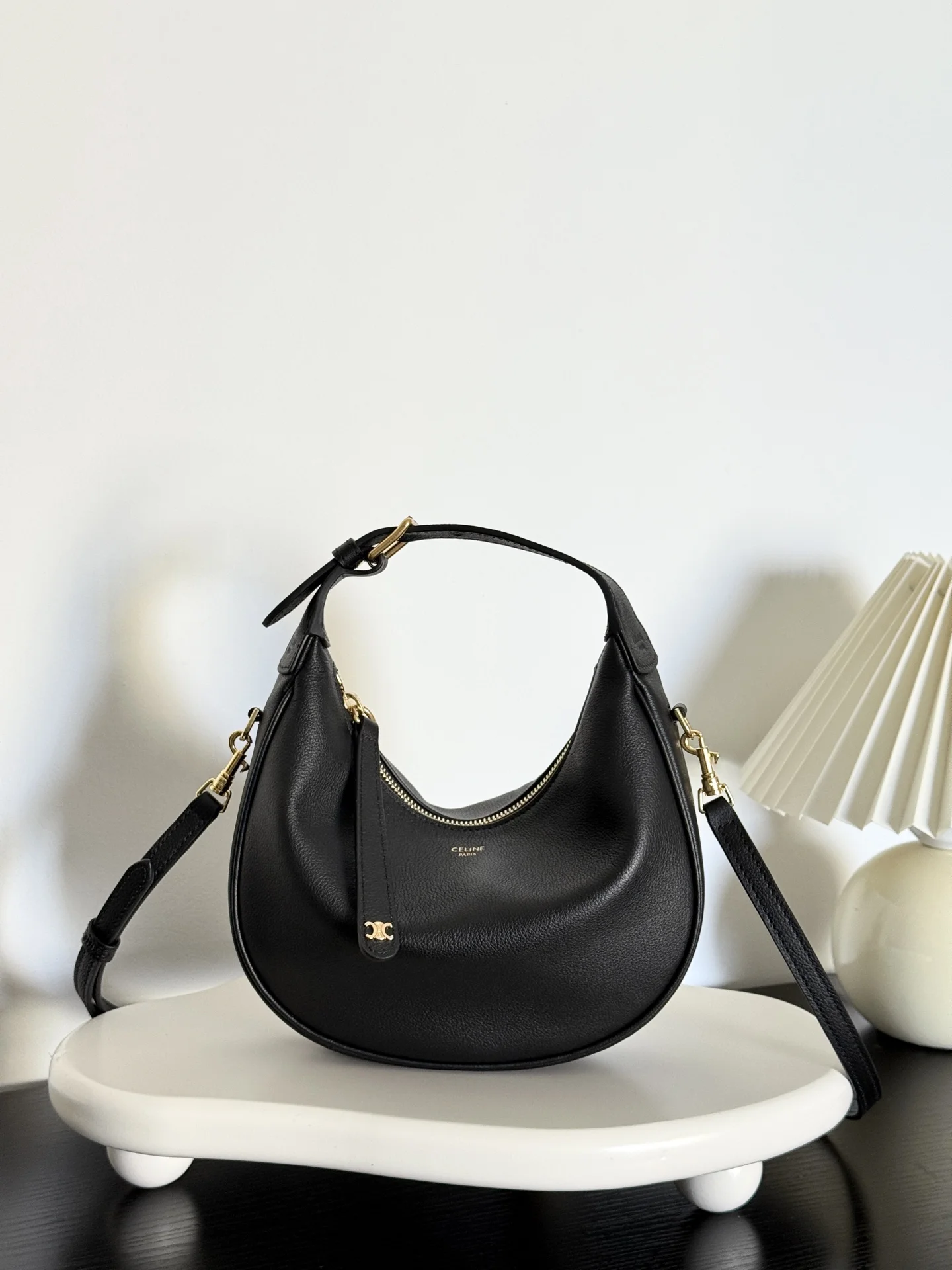 Женская кожаная сумка Celine LuLu, черный - изображение 1