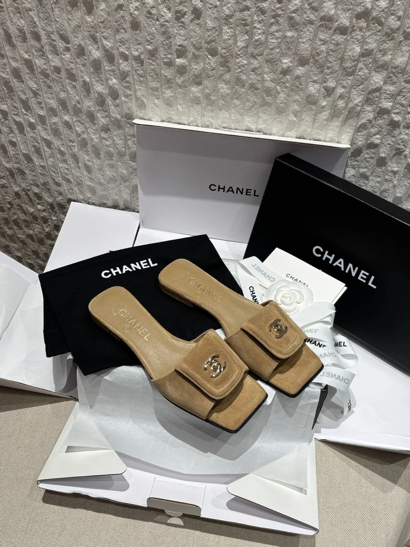 Шлепки Chanel квадратного носа бежевые замшевые - изображение 1