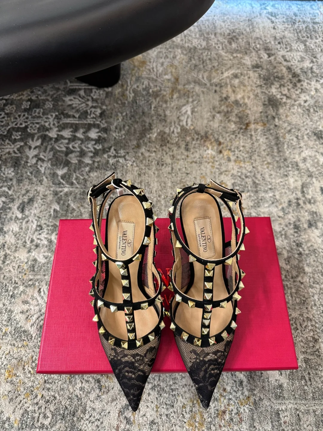 Женские туфли Valentino из черной кружевной кожи с металлическими заклепками
