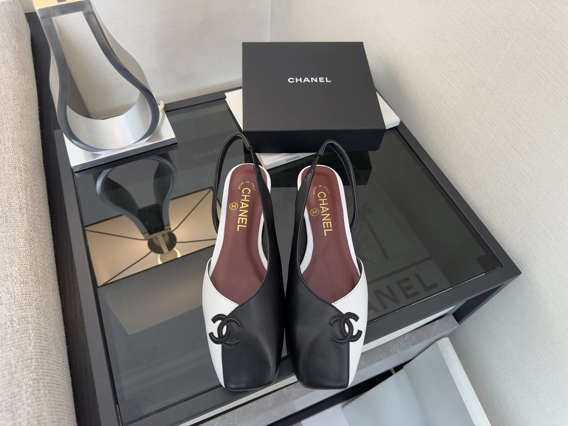 Женские лоферы Chanel двухцветные - изображение 1