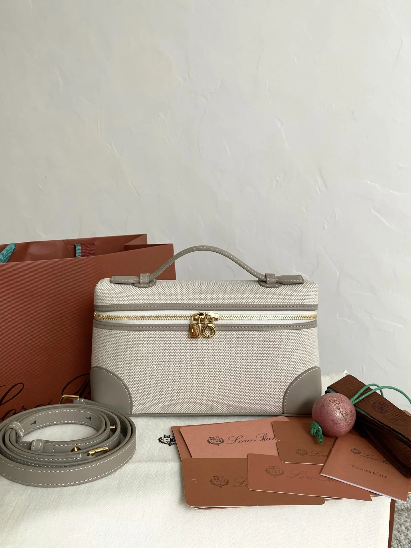 Loro Piana Серая сумка с тканевым верхом и кожаными элементами