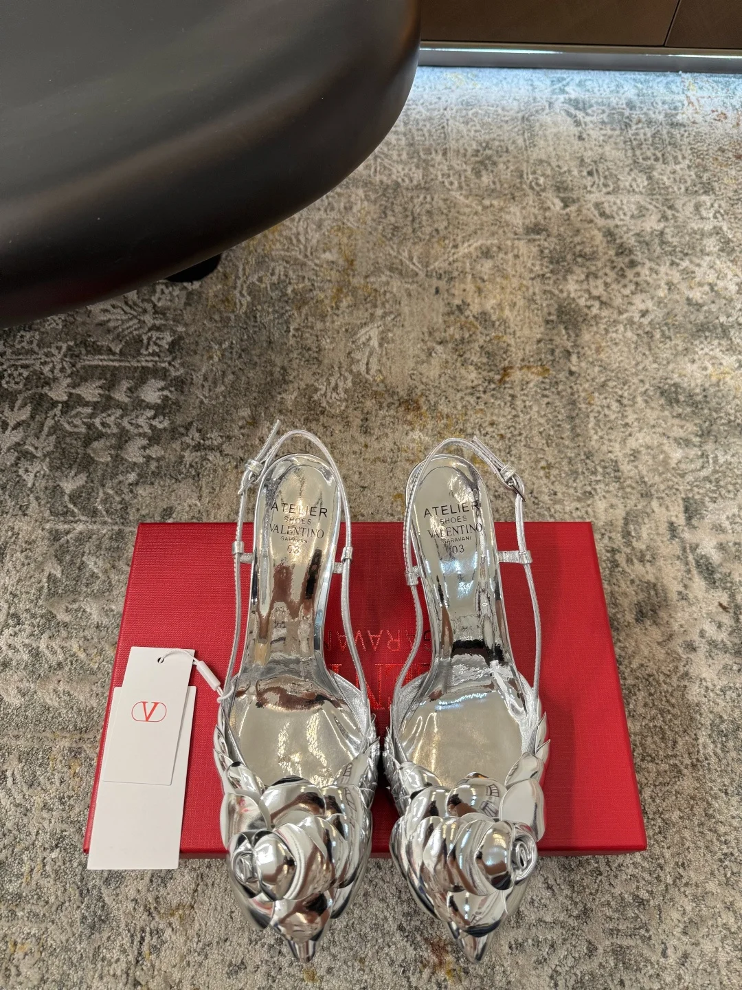 Женские туфли Valentino серебристые с декором в виде розы