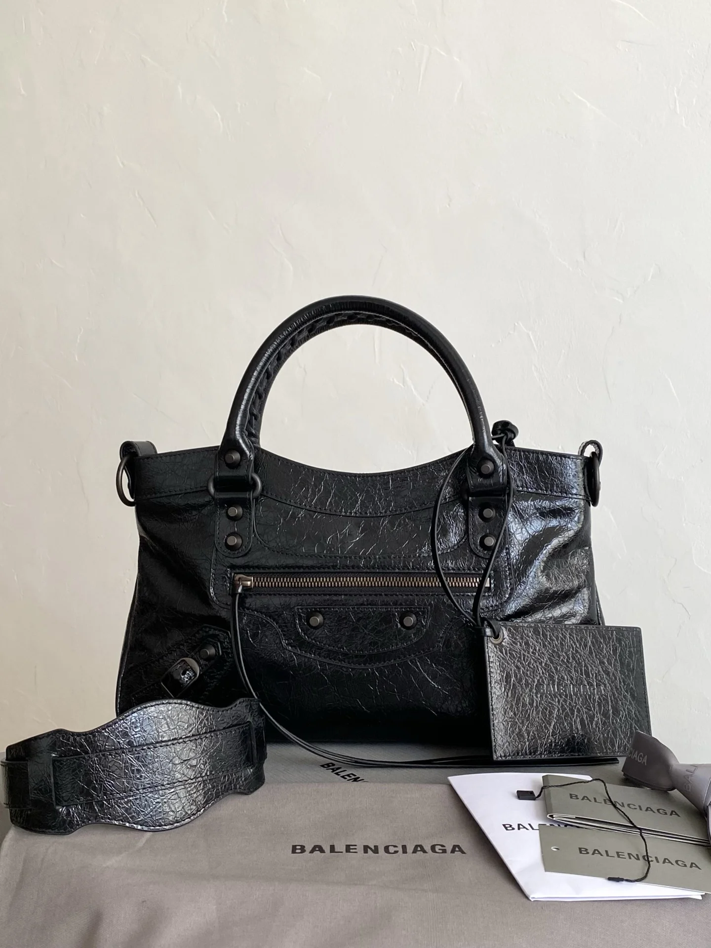 Черная сумка Balenciaga с коротким ремешком и зеркальным брелоком