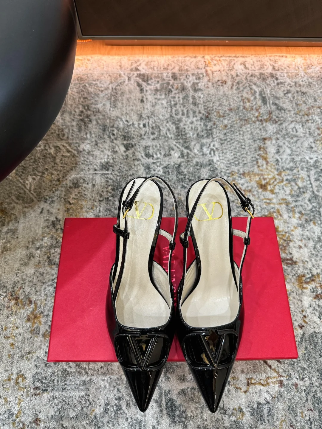 Женские лаковые туфли Valentino с декоративной заклепкой V