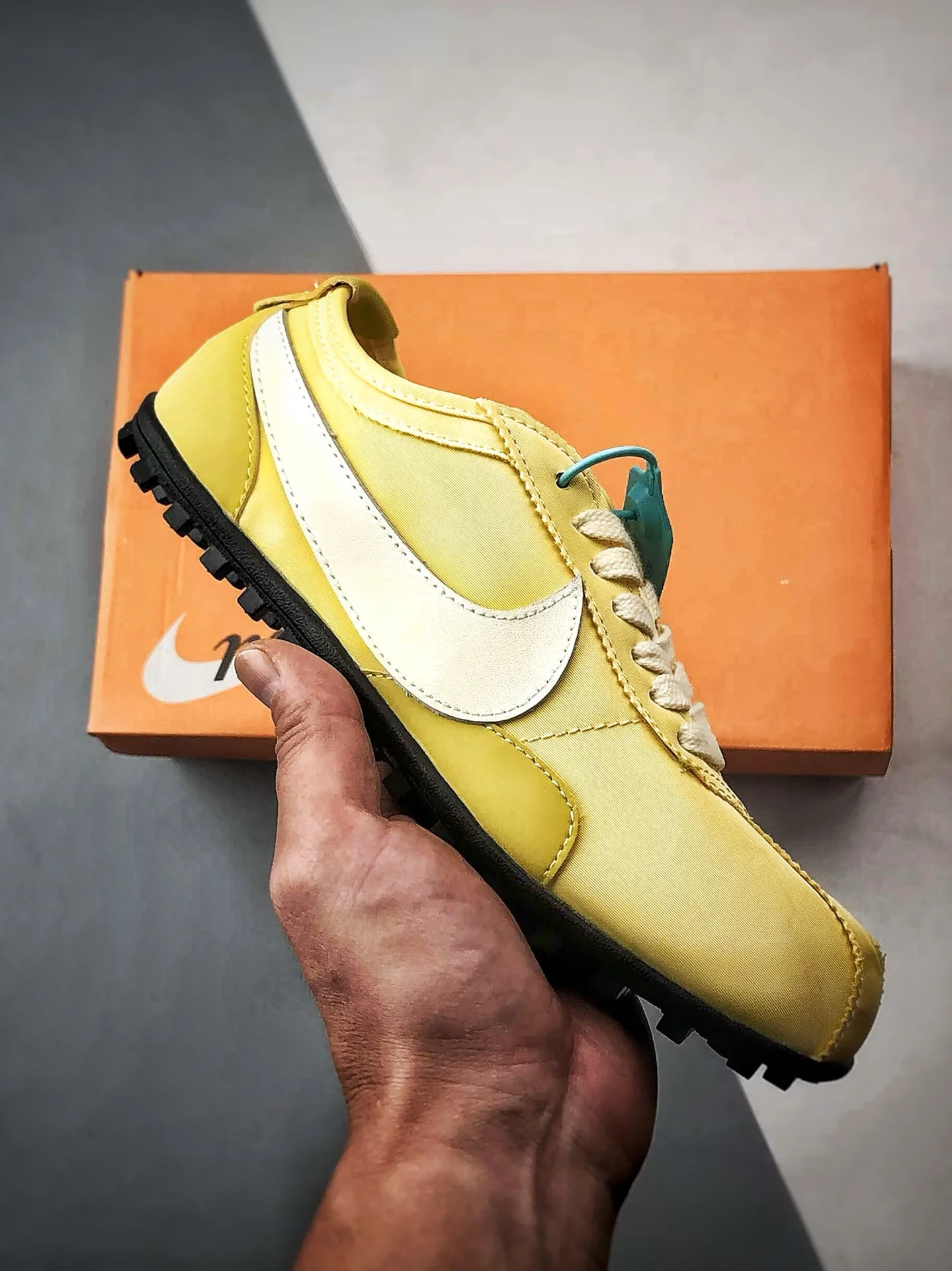 Кроссовки Nike Moon Shoe OG Summit желтые - изображение 1
