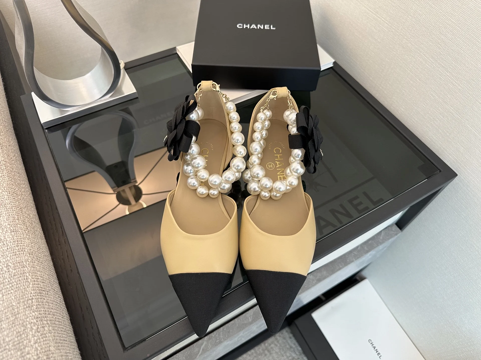 Балетки Chanel с жемчужным декором - изображение 1
