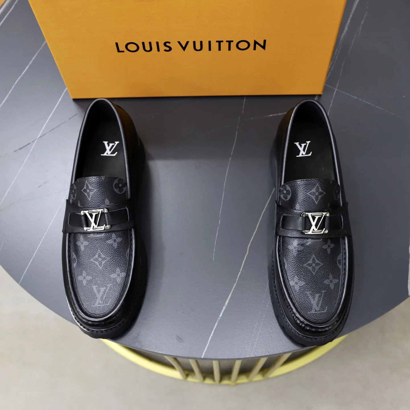Мужские лоферы Louis Vuitton черные из натуральной кожи с монограммой