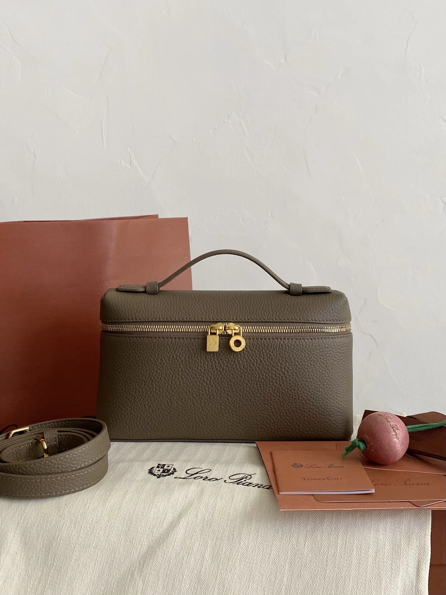 Сумка Loro Piana серая с золотистыми замками - изображение 1
