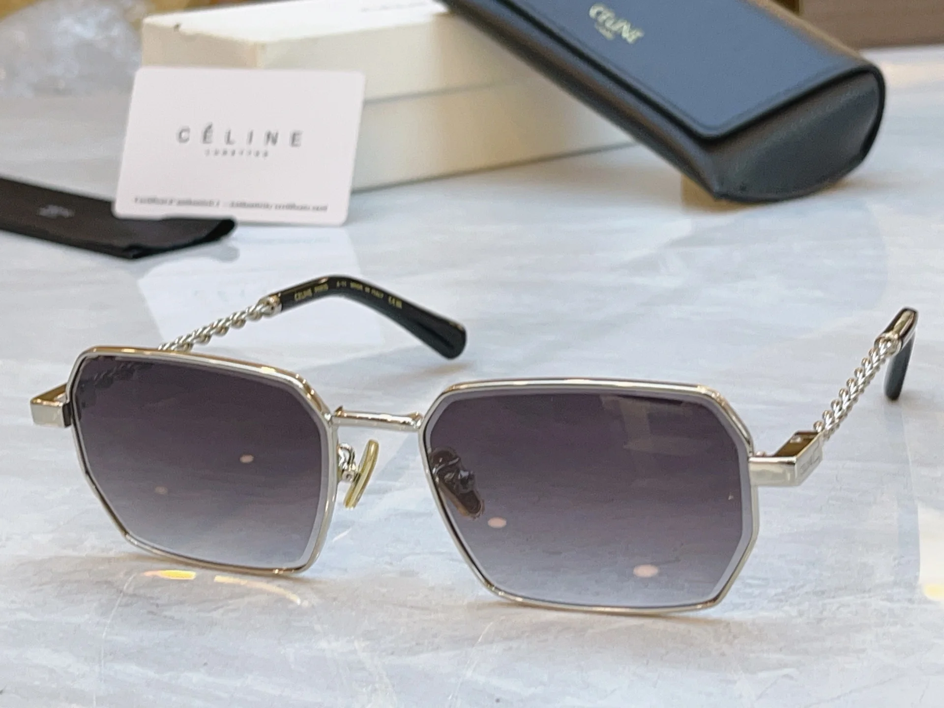 Женские солнцезащитные очки Celine CL42127U с цепочками - изображение 1