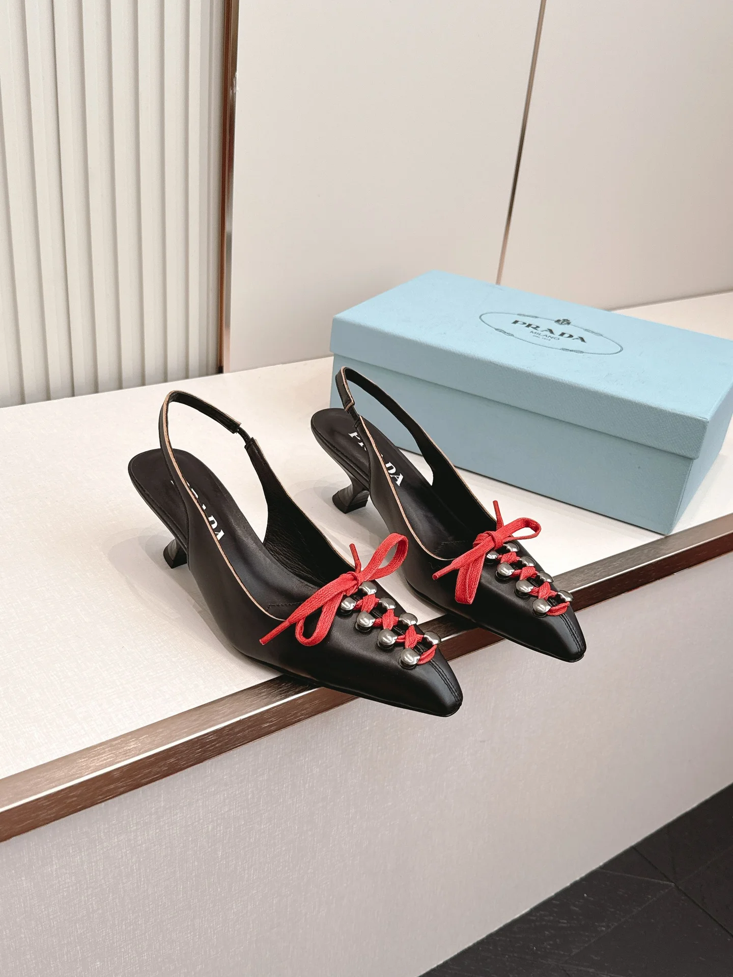 Женские туфли Prada с острым носком - изображение 1