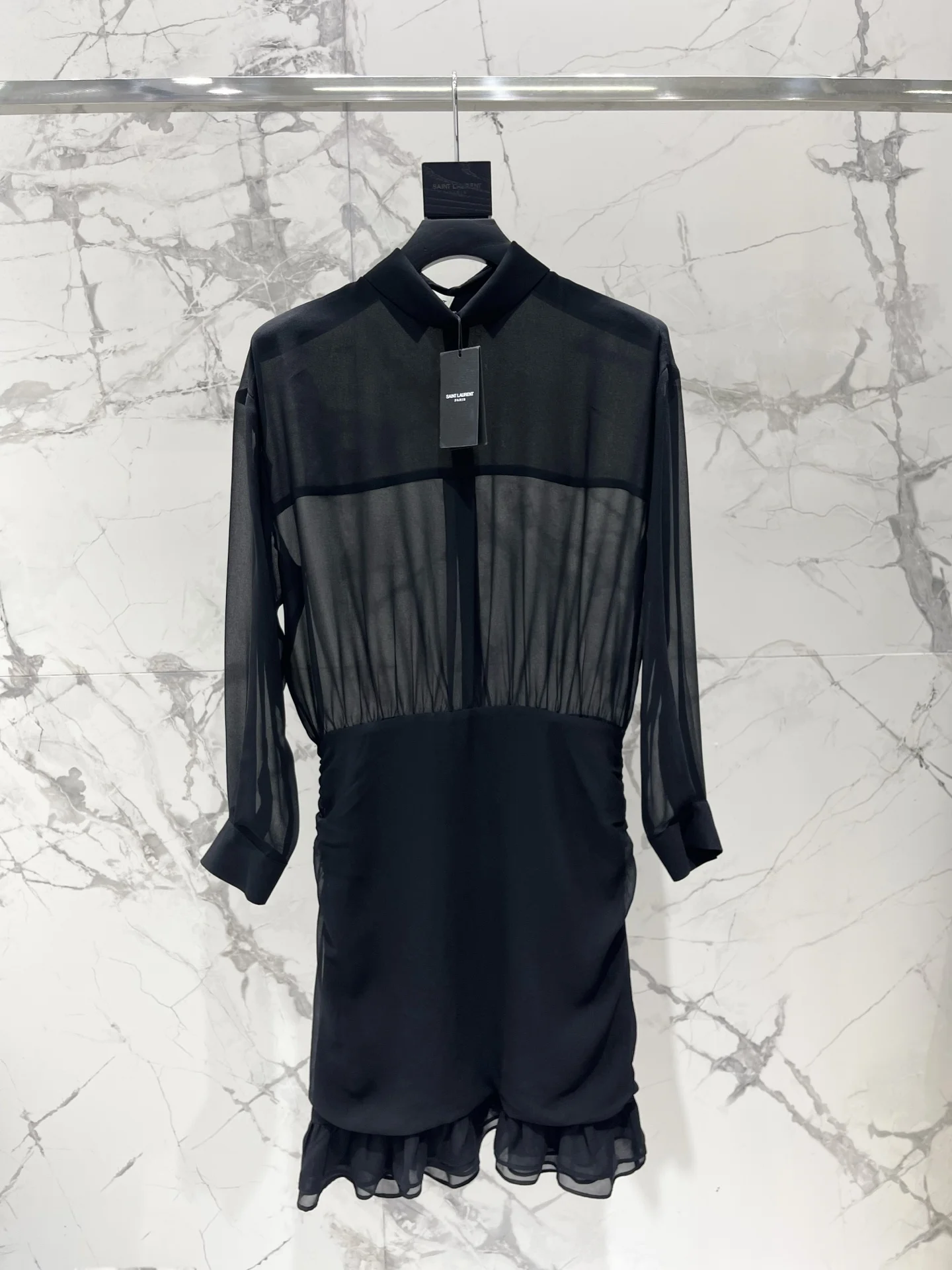 Вечернее платье Saint Laurent из шифона с высоким воротом и оборками