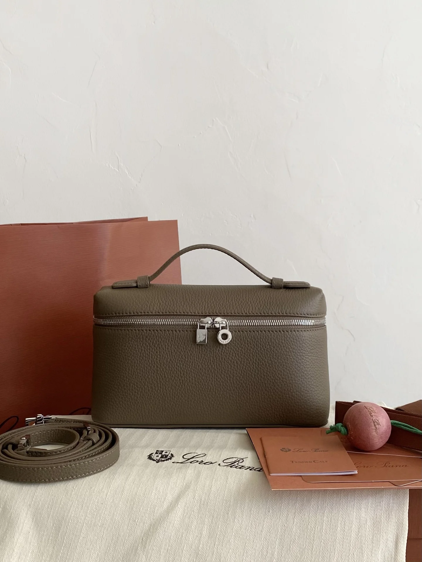 Сумка Loro Piana с металлической фурнитурой - изображение 1