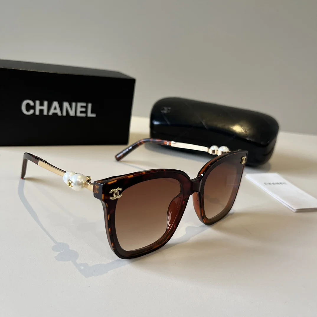 Солнцезащитные очки Chanel с декором в виде жемчуга