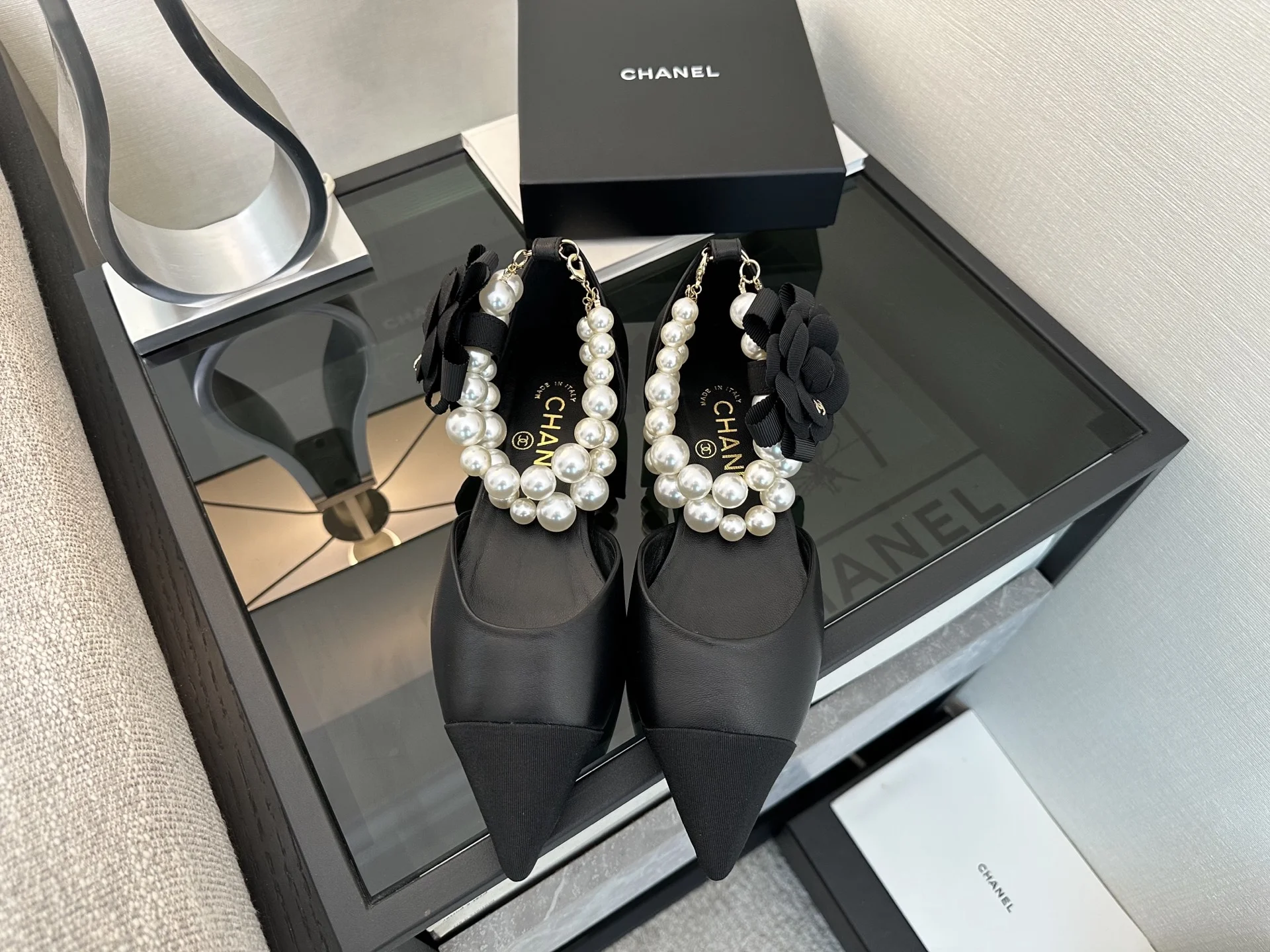 Черные мюли Chanel с жемчужным декором и цветком