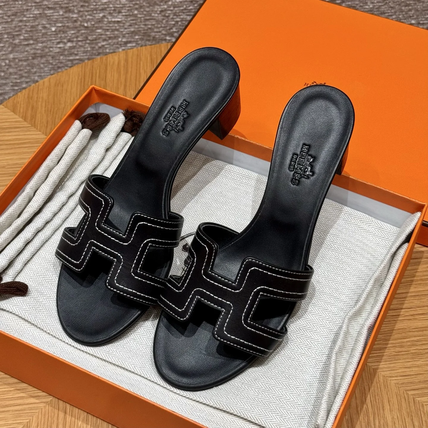 Черные кожаные женские сандалии Hermès Oran - изображение 1