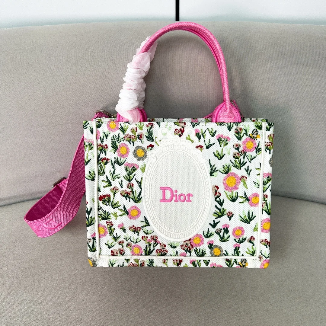 Сумка с цветочным принтом и логотипом Dior в розовых тонах