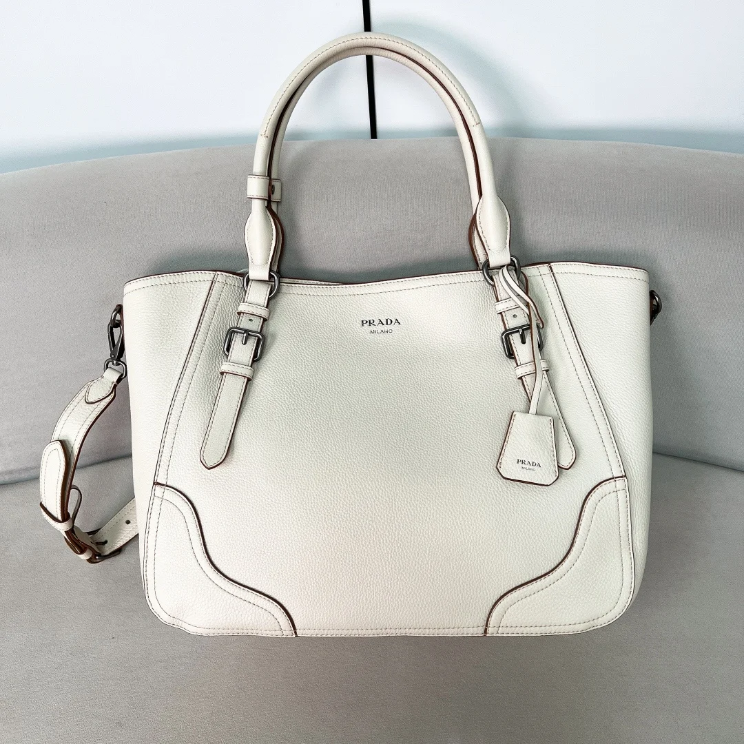 Сумка Prada 1BG602 белая с тиснением - изображение 1