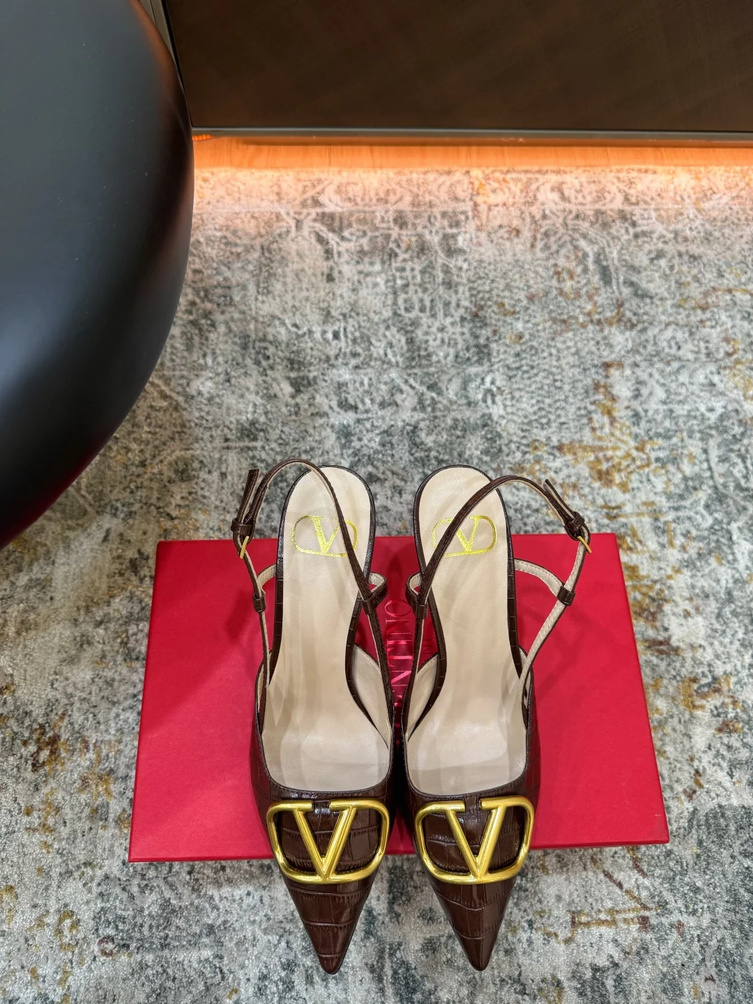 Женские туфли Valentino из натуральной кожи с золотистым декором