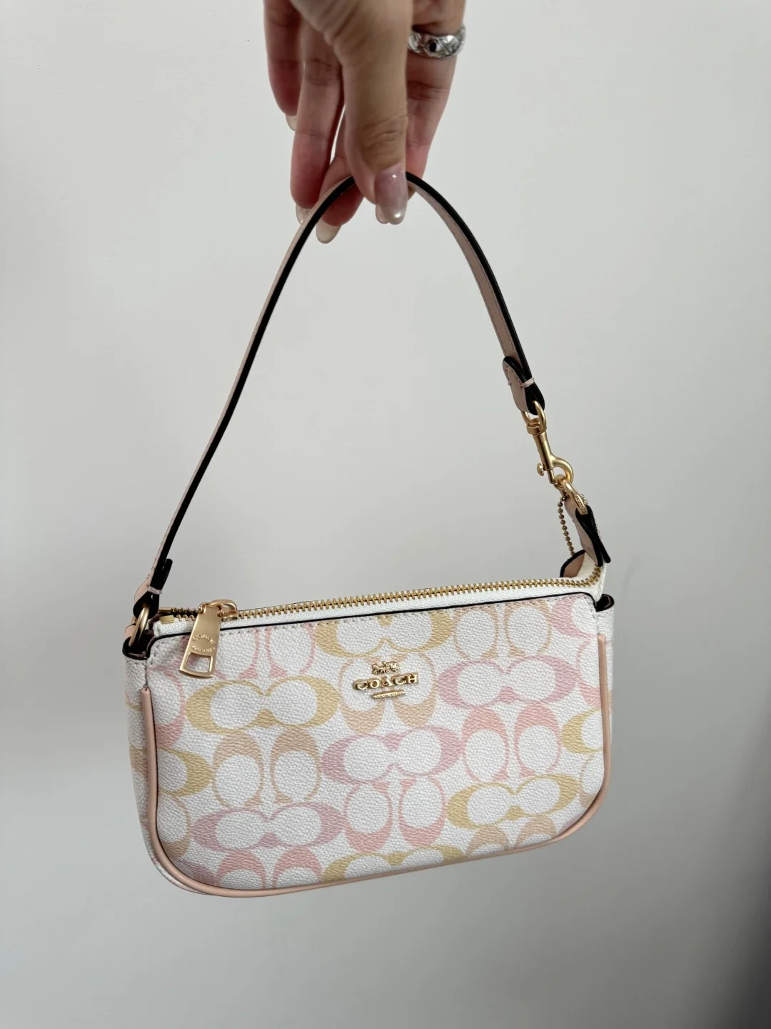 Женская кожаная сумка Coach с монограммой - изображение 1
