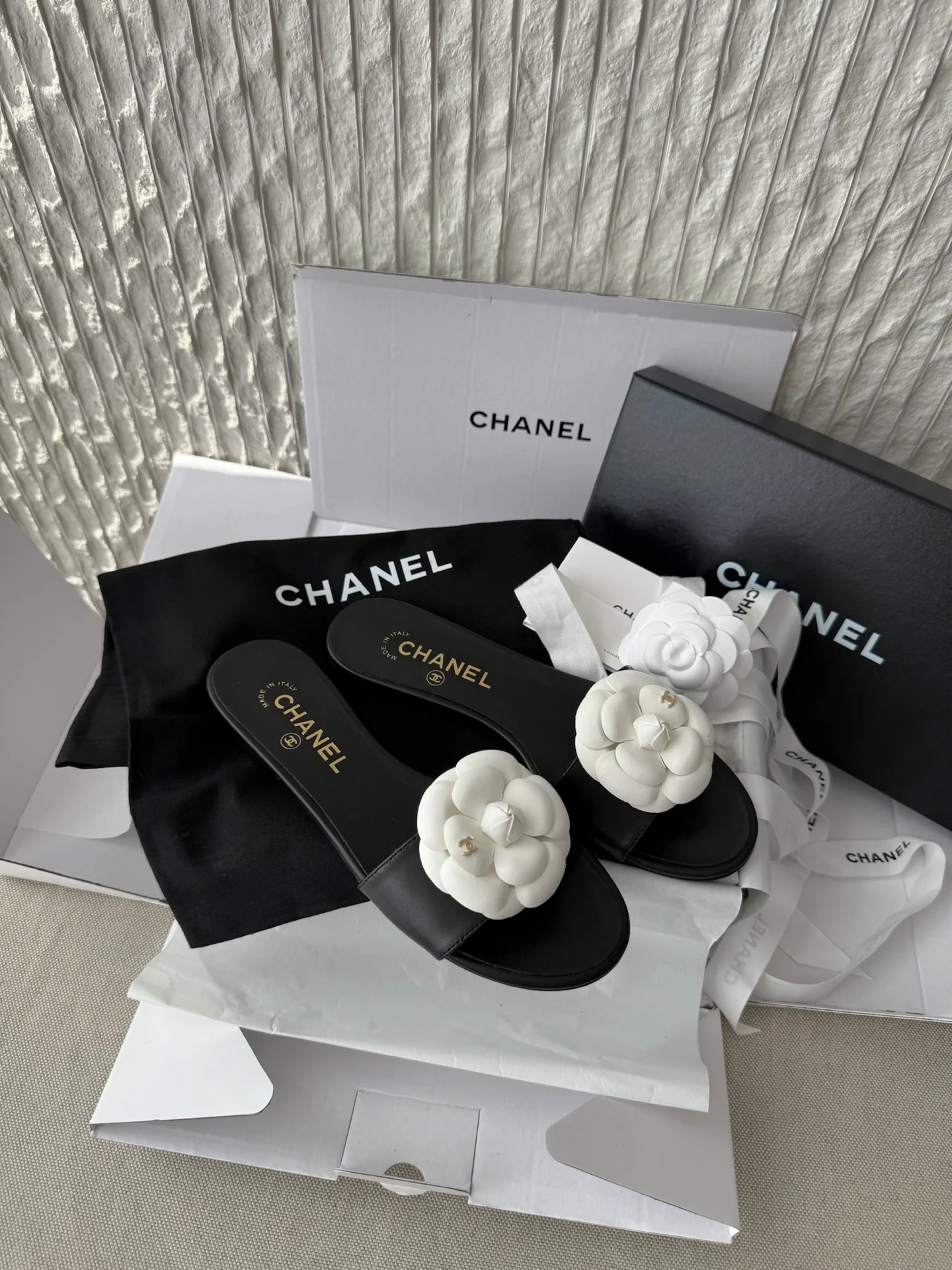 Мюли Chanel из черной кожи с белым цветком - изображение 1