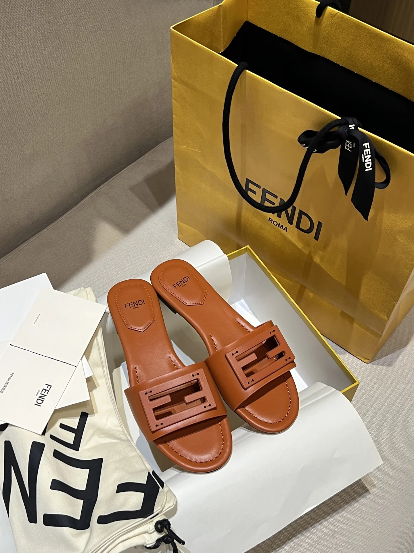 Сандалии Fendi из натуральной кожи с пряжкой FF - изображение 1