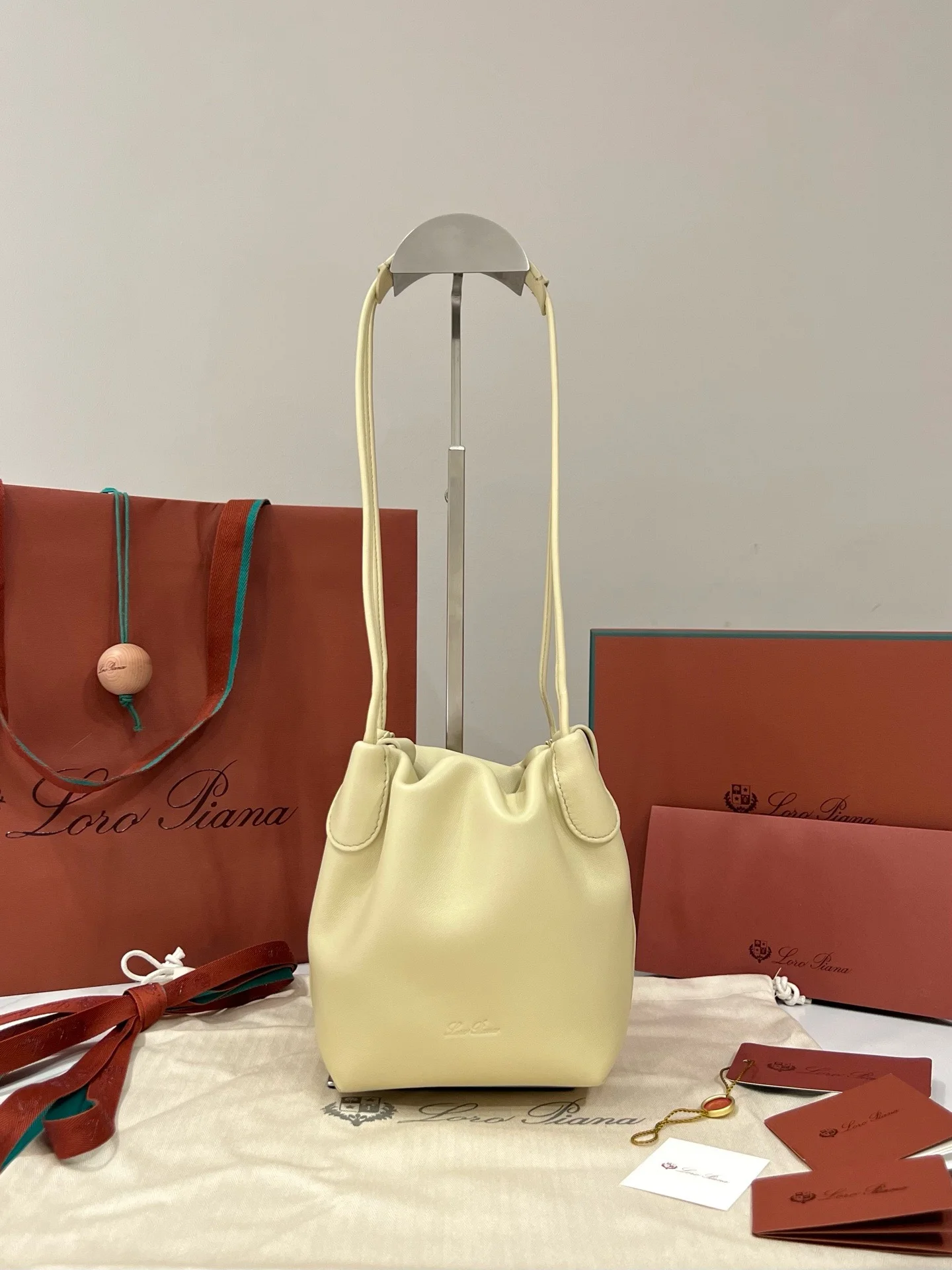 Сумка Loro Piana Bale Softy белая - изображение 1