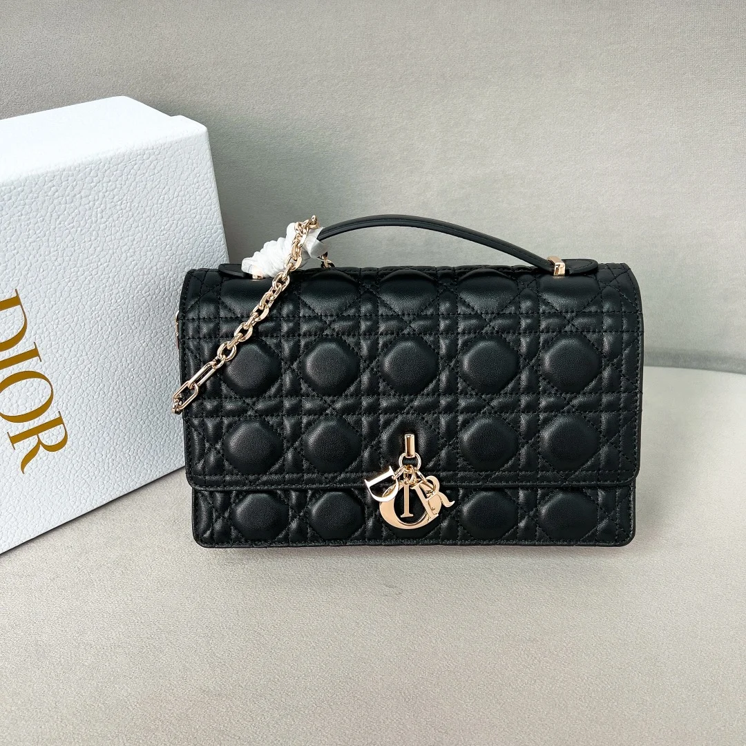 Черная кожаная сумка с логотипом Dior