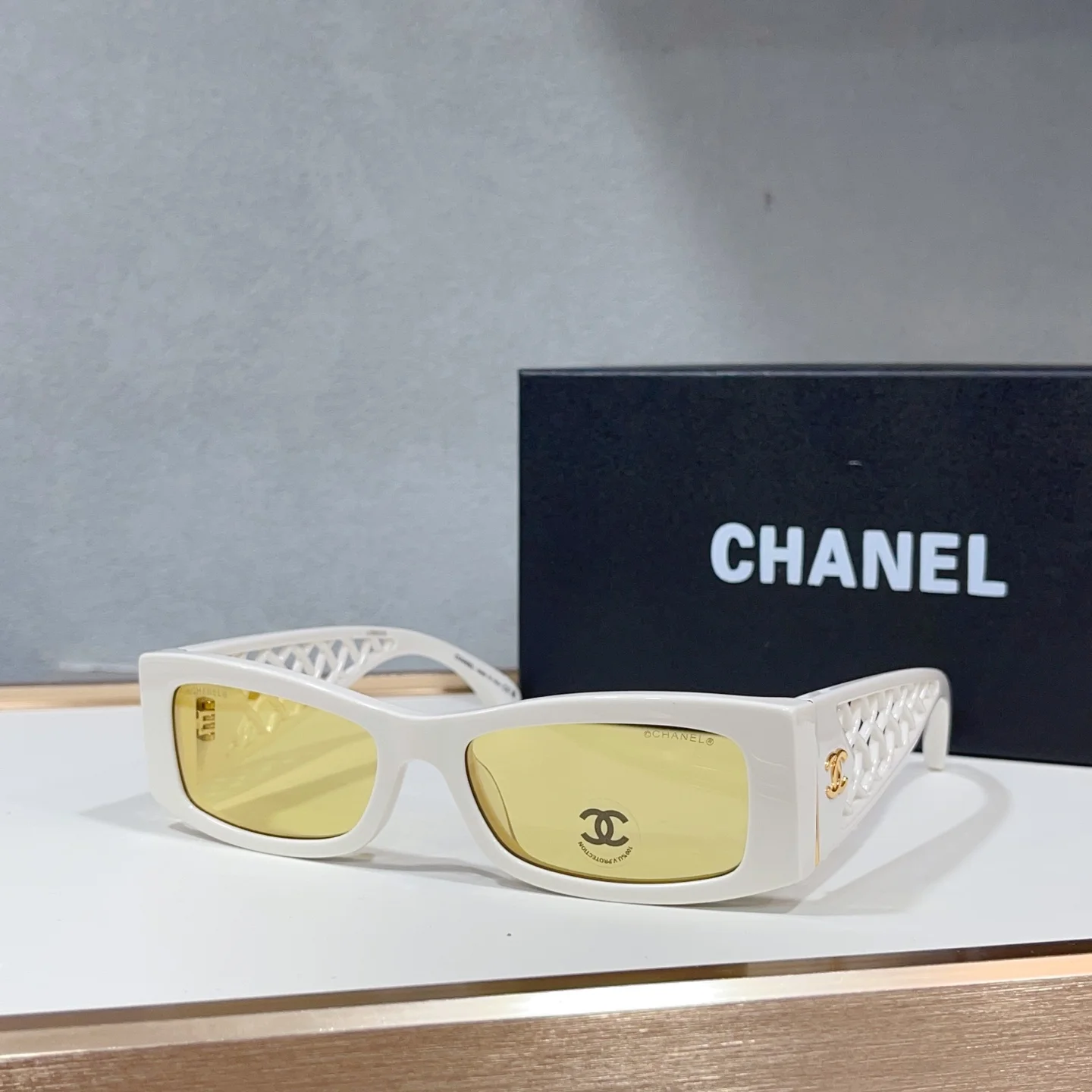 Солнцезащитные очки Chanel белые с желтыми линзами - изображение 1