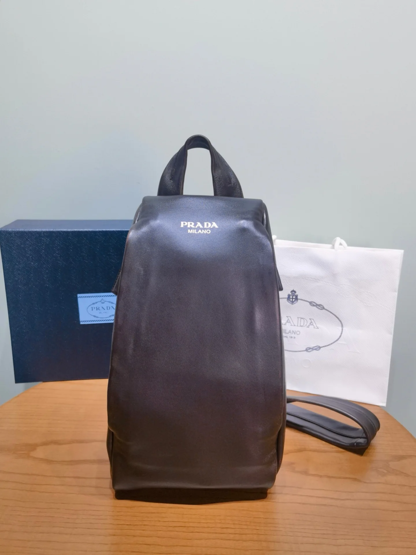 Рюкзак из натуральной кожи Prada тёмно-коричневого цвета
