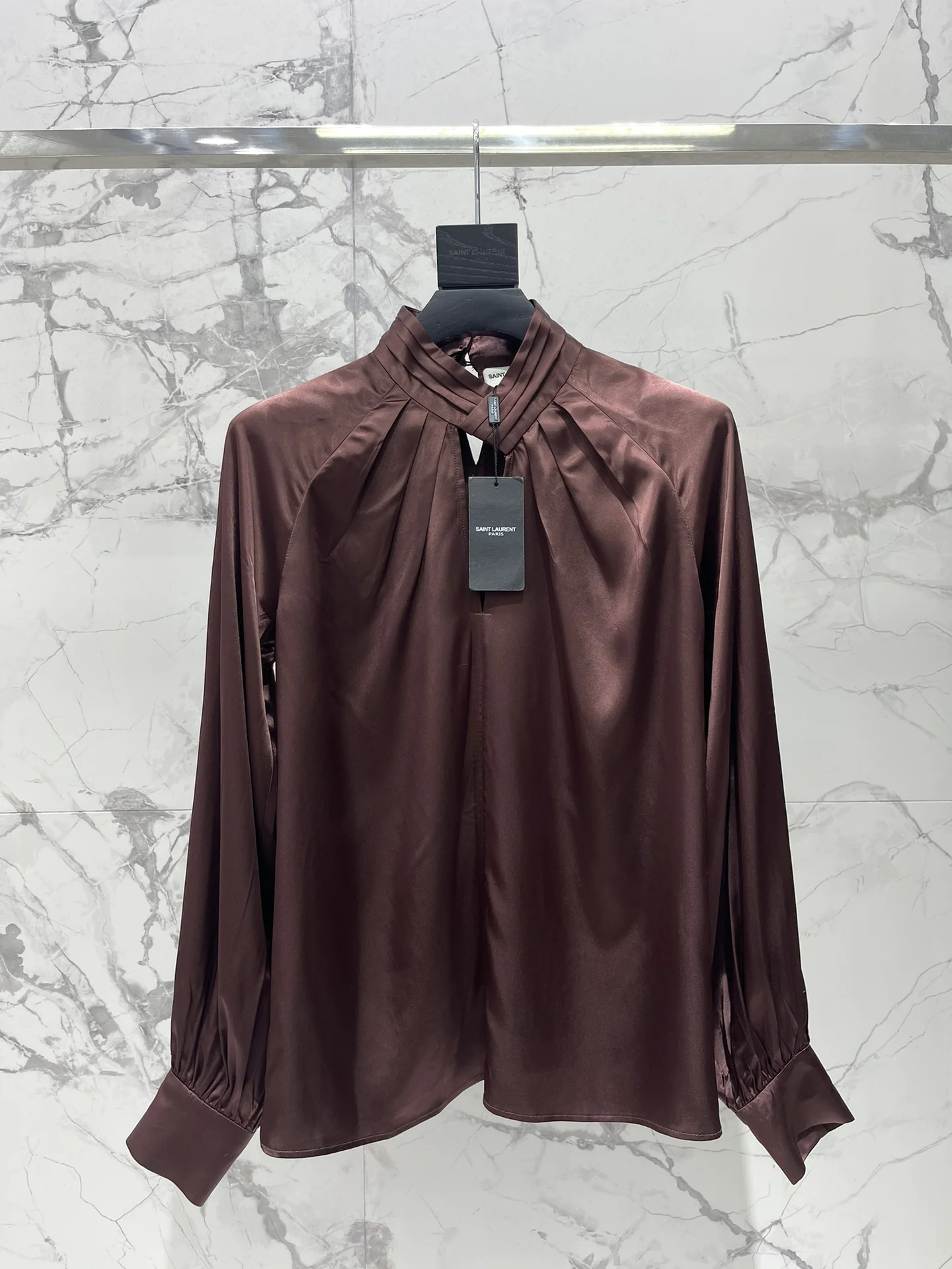 Блузка Saint Laurent из атласа с воротником-стойкой и драпировкой