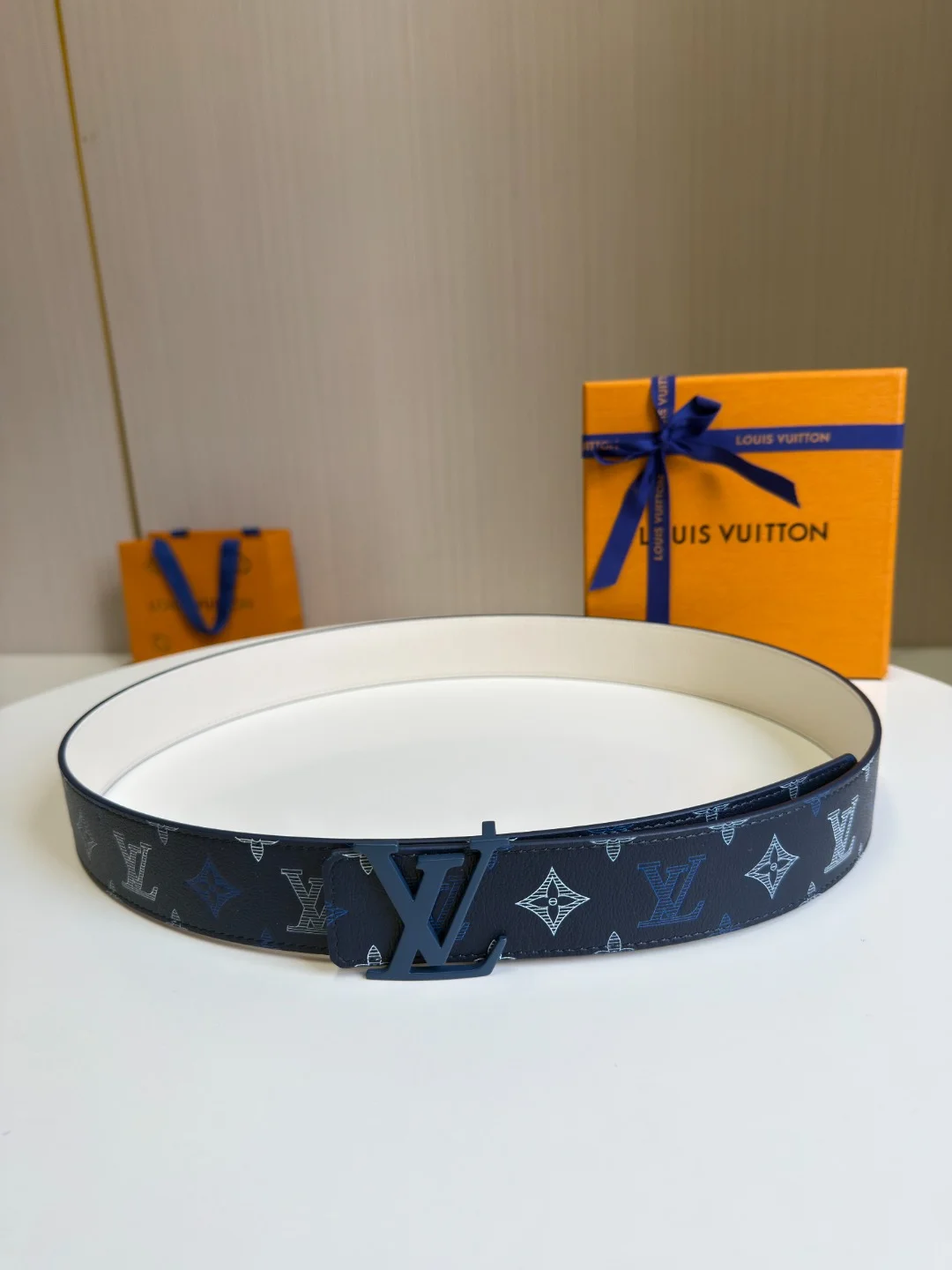 Кожаный ремень Louis Vuitton с монограммой - изображение 1