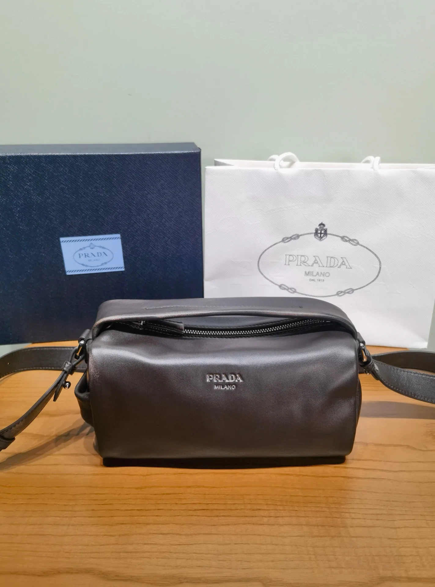 Сумка Prada из натуральной кожи, коричневая - изображение 1