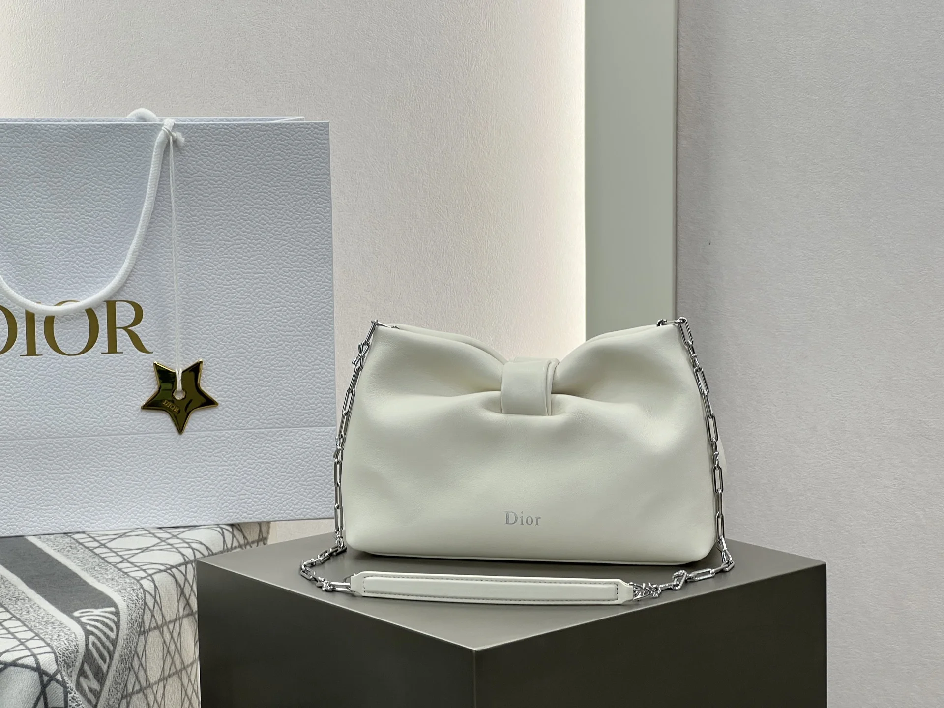 Сумка Dior Bow белого цвета - изображение 1