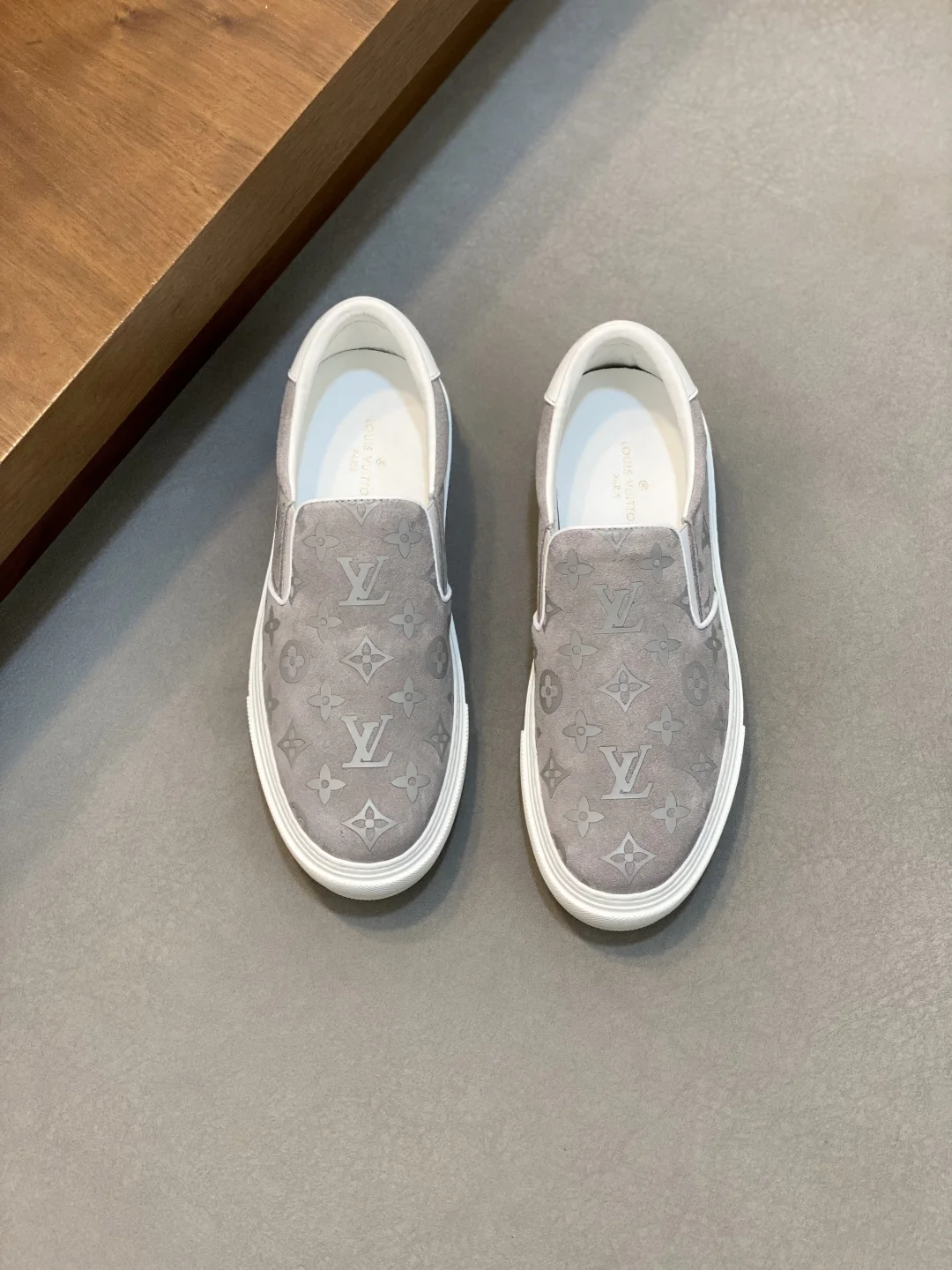 Мужские кроссовки Louis Vuitton серые - изображение 1