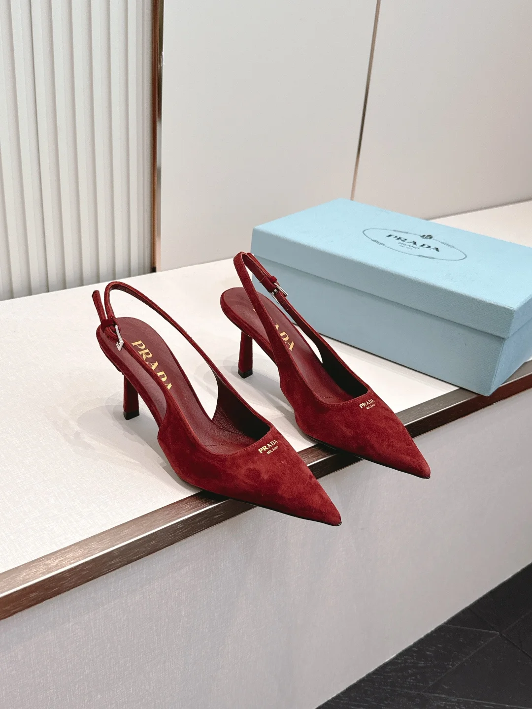 Женские туфли Prada заостренного мыса красного цвета - изображение 1
