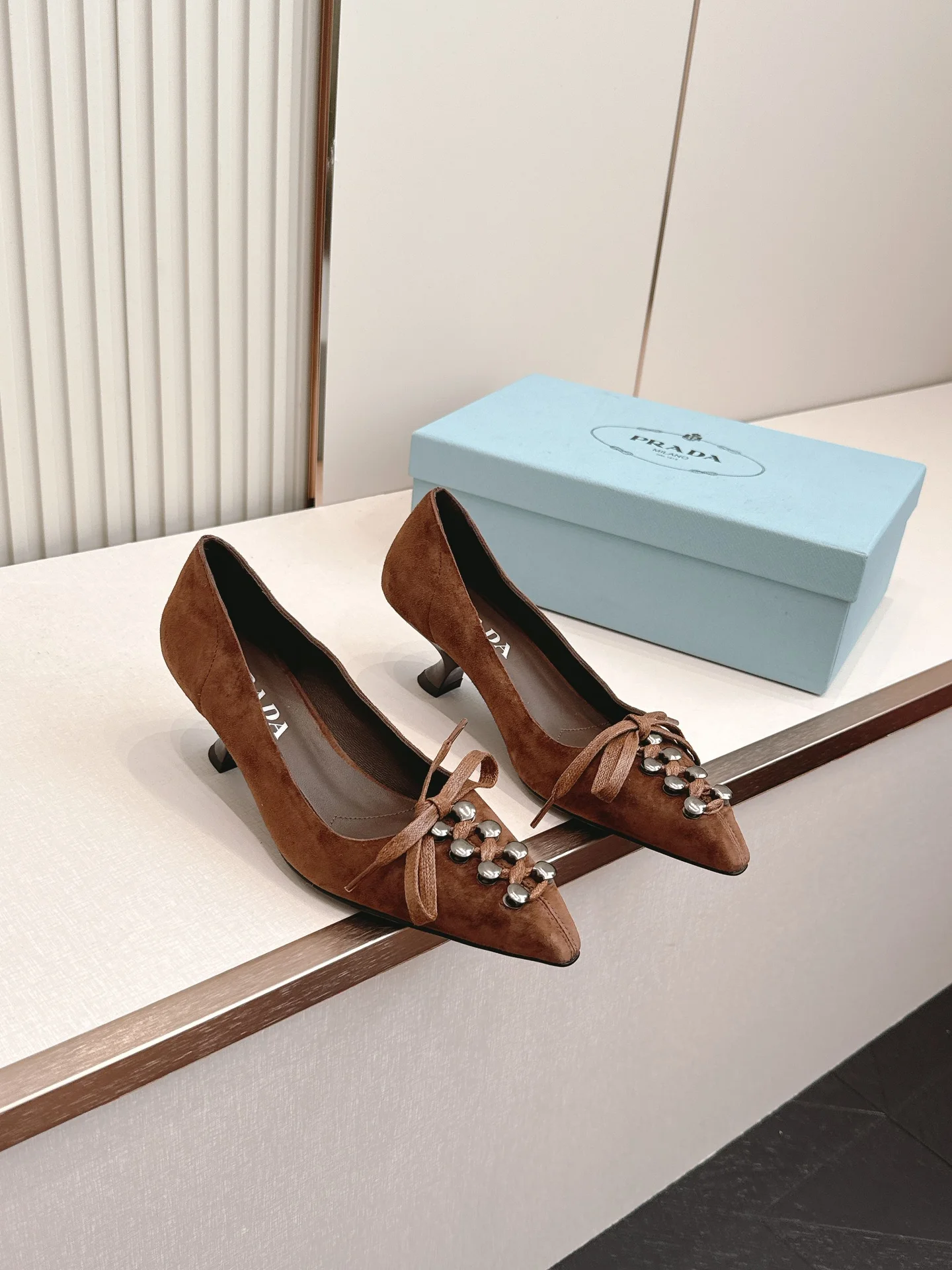 Женские туфли Prada на каблуке с декором - изображение 1